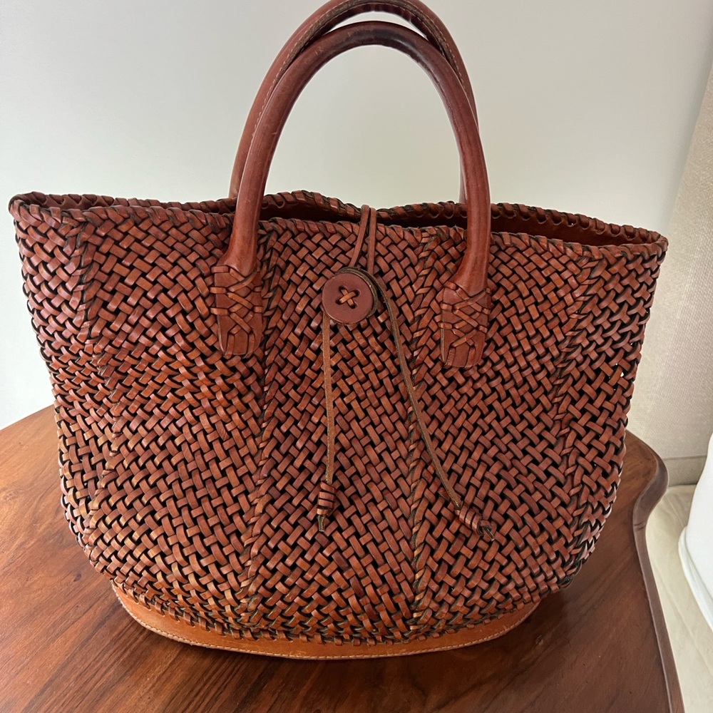 DKNY Brown Woven Tote purse
Excellent condition!